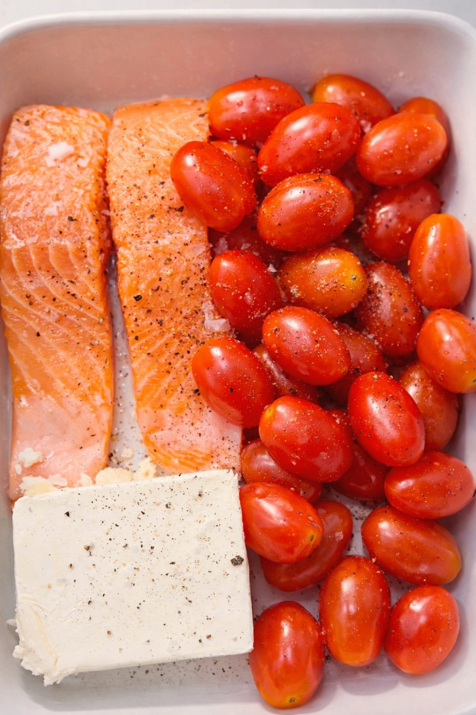 Laks, feta og tomater i fad
